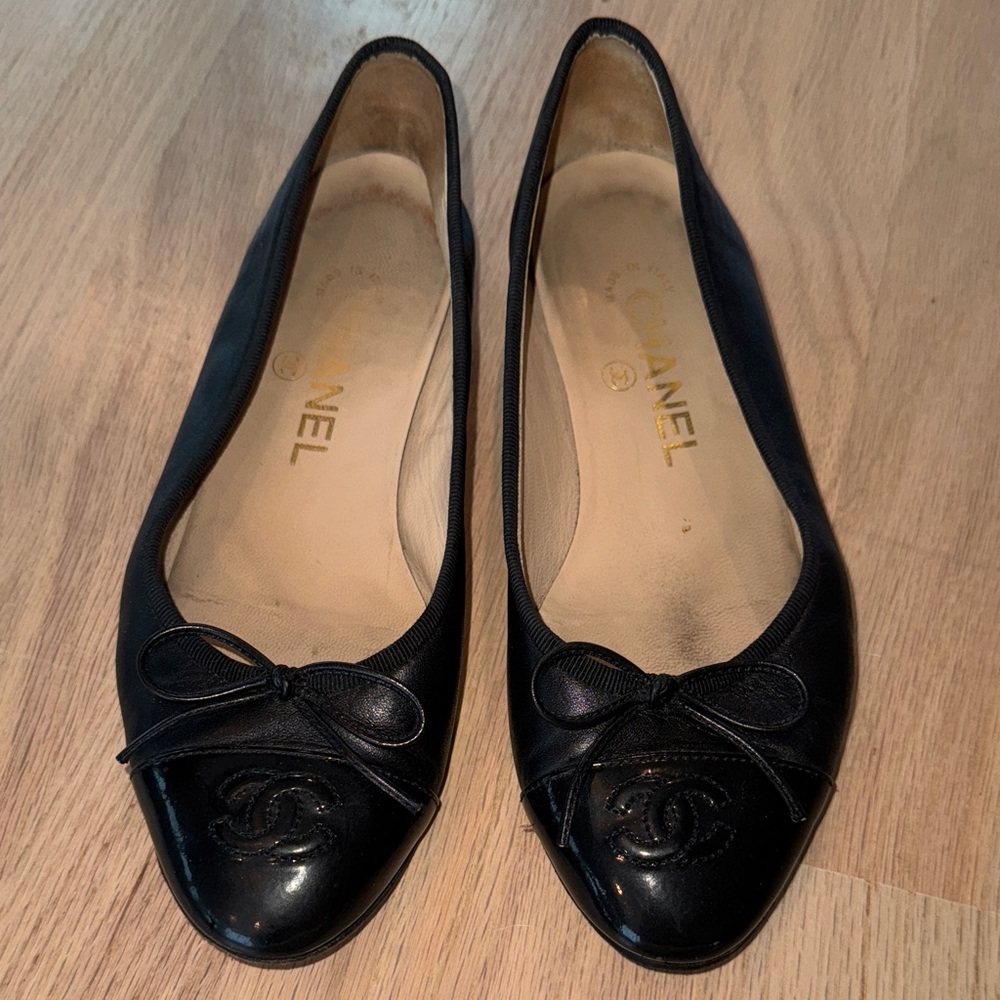 CHANEL Black Flats with Bow Detail